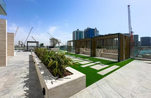 Madinat Zayed Apartamento | Luxury Studio with Canal Views Trillionaire Residences