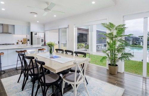 Moreton Bay Region Casa | Luxury & Style on the Canal