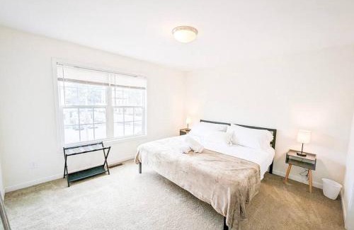 Stockade Historic District Apartamento | Luxury Stylish Townhome King Beds WD Garage
