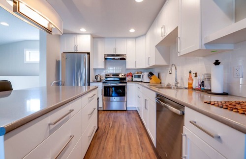 Southwest Edmonton Casa | Suite de lujo cerca de U of A, University Hospital, Stollery, Cross Cancer Hospital, Saville