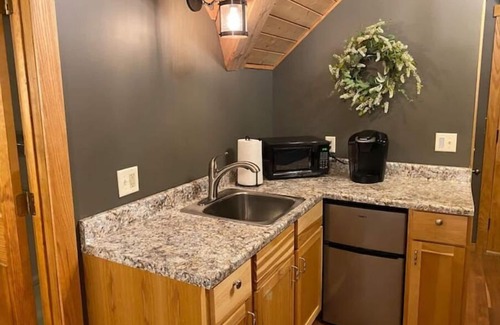 Mingo Apartamento | Luxury Suite on 7 Acres of Woods! Fireplace, Whirlpool!
