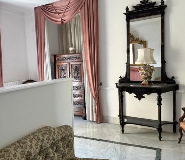 Frattamaggiore Apartamento | Luxury suite on the square