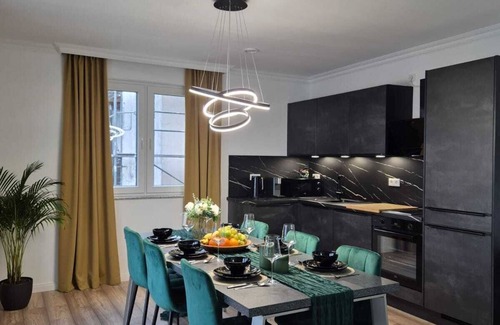 Dinslaken Apartamento | Luxury suite Style and comfort TV-75 inch Large balcony Tenderingssee nearby