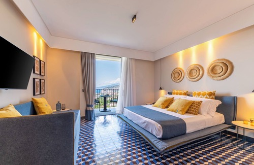 Sant'Agnello Complejo | Luxury suite with balcony overlooking the gulf of sorrento