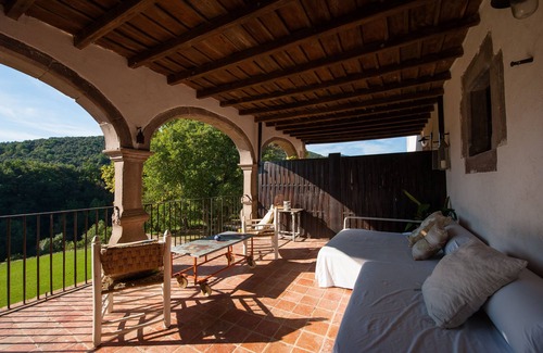 Santa Pau Cabaña | Masía íntegra con 4 SUITES de LUJO. Piscina. Barbacoa. Cascada. Volcanes.