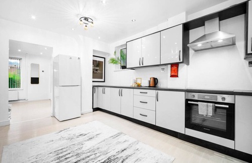 Seisdon Casa | Luxury Three Bedroom House - Parking - Garden