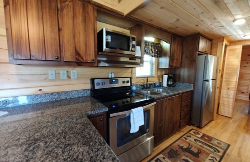 Andrews Cabina | Luxury tiny cabin on the Valley River with mountain views.