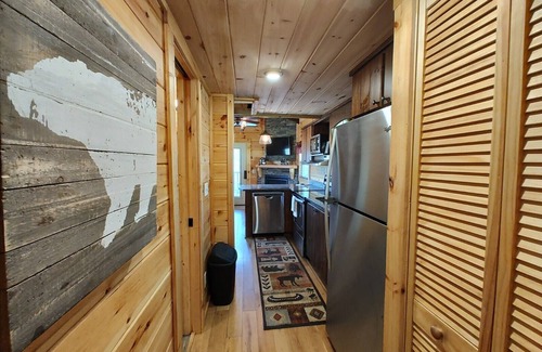 Andrews Cabina | Luxury tiny cabin on the Valley River with mountain views.