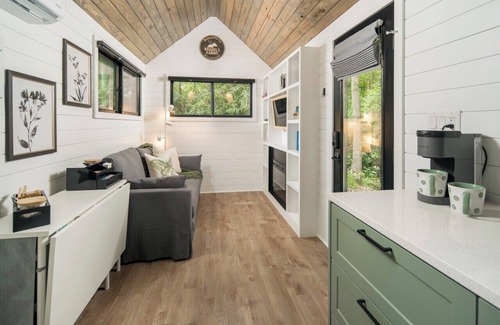 Deep Gap Apartamento | Luxury Tiny Home in Deep Gap with Hot Tub and Fireplace