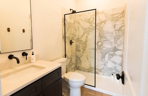 New Plymouth Apartamento | Luxury Modern Cabin w/Hot Tub - Hocking Hills