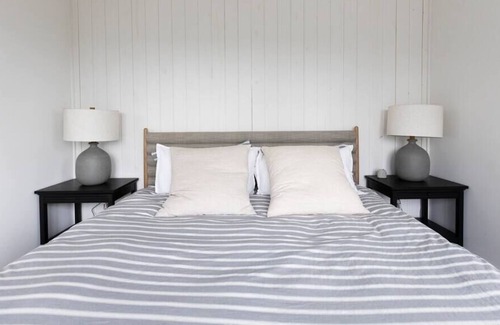 New Plymouth Apartamento | Luxury Modern Cabin w/Hot Tub - Hocking Hills