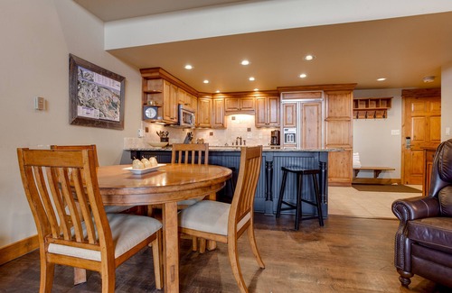 Steamboat Springs Condominio | Luxury, Top-Floor, Ski-In/Ski-Out Condo w/Fireplace, Balcony & Shared Hot Tub