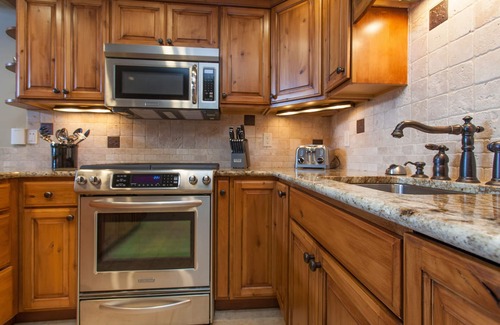 Steamboat Springs Condominio | Luxury, Top-Floor, Ski-In/Ski-Out Condo w/Fireplace, Balcony & Shared Hot Tub
