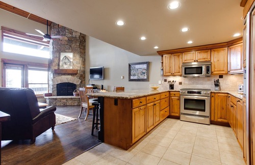 Steamboat Springs Condominio | Luxury, Top-Floor, Ski-In/Ski-Out Condo w/Fireplace, Balcony & Shared Hot Tub