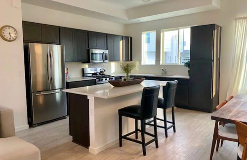 Twin Lakes Casa | Luxury Townhome - 10 Min to Downtown!