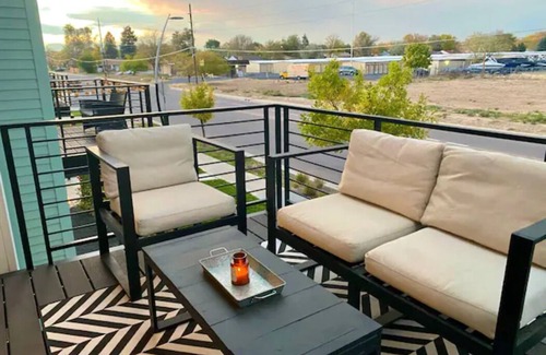 Twin Lakes Casa | Luxury Townhome - 10 Min to Downtown!