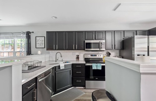 Charlotte Casa | Luxury Townhome in Charlotte-10 min from UNCC, PNC Pavilion and Motor Speedway