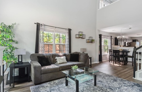 Charlotte Casa | Luxury Townhome in Charlotte-10 min from UNCC, PNC Pavilion and Motor Speedway