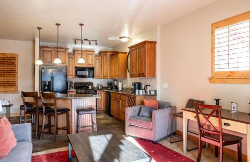 Bear Hollow Village Casa | Luxury Townhome, Private Balcony, Great Location, 3 Bedrooms