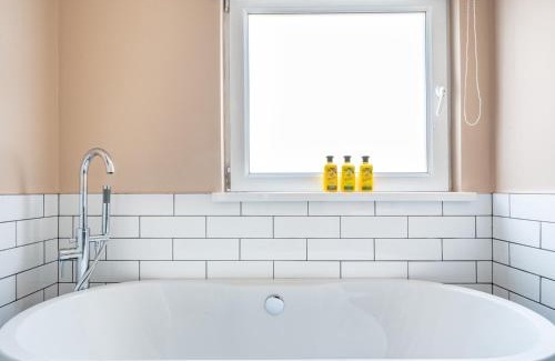 Belfast Casa | Luxury Townhouse 2BR Belfast's Best Area