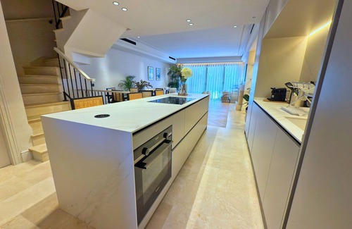 Marbella Chalet De Esquí | Lujosa Adosada en la Milla de Oro, Marbella.