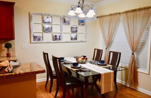 Cumming Apartamento | Luxury Townhouse with Oversized Master near Halcyon