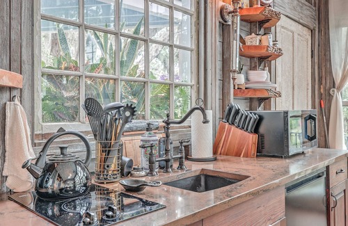 Wadmalaw Island Apartamento | Luxury Treehouse Retreat near Charleston with Loft Pet friendly