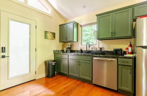 Marshall Cabina | Luxury Treehouse - Crows Nest - Near Asheville Pet Friendly