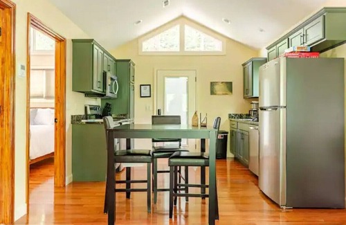 Marshall Cabina | Luxury Treehouse - Crows Nest - Near Asheville Pet Friendly