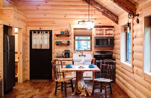 Millersburg Cabina | Luxury Treehouse Getaway with Treetop Views