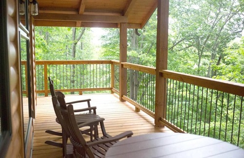 Millersburg Cabina | Luxury Treehouse Getaway with Treetop Views