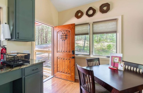 Marshall Cabina | Luxury Treehouse -M aple Treehouse - Near Asheville - Pet Friendly