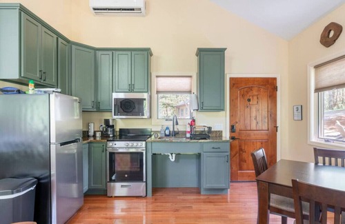 Marshall Cabina | Luxury Treehouse -M aple Treehouse - Near Asheville - Pet Friendly