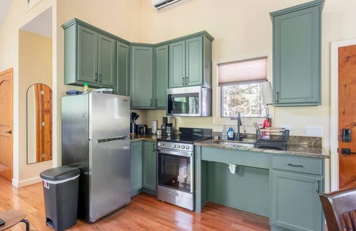 Marshall Cabina | Luxury Treehouse -M aple Treehouse - Near Asheville - Pet Friendly