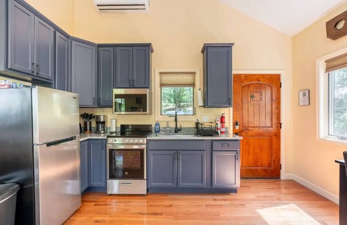 Marshall Cabina | Luxury Treehouse - Oak Treehouse - Near Asheville - Pet Friendly