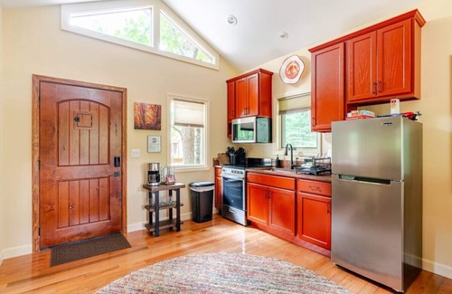 Marshall Cabina | Luxury Treehouse - Poplar Treehouse - Near Asheville - Pet Friendly