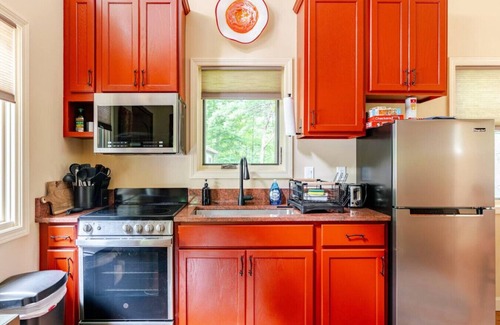 Marshall Cabina | Luxury Treehouse - Poplar Treehouse - Near Asheville - Pet Friendly