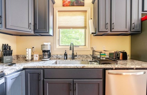 Marshall Cabina | Luxury Treehouse - The Aerie - Near Asheville - Pet Friendly