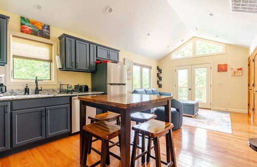Marshall Cabina | Luxury Treehouse - The Aerie - Near Asheville - Pet Friendly