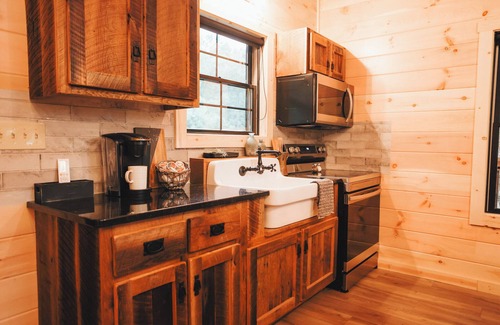 Fredericksburg Cabina | Luxury Treehouse Cabin over Salt Creek - Cabin 1
