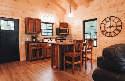 Fredericksburg Cabina | Luxury Treehouse Cabin over Salt Creek - Cabin 1