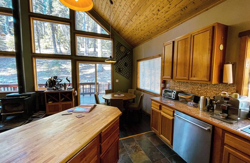 Truckee Chalet De Esquí | Luxury Truckee Chalet w/ Hot Tub, Deck & Workspaces – Near Donner + Tahoe