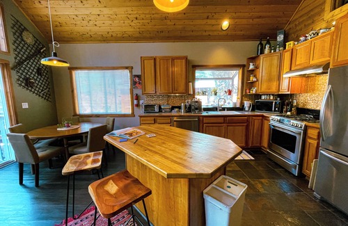 Truckee Chalet De Esquí | Luxury Truckee Chalet w/ Hot Tub, Deck & Workspaces – Near Donner + Tahoe