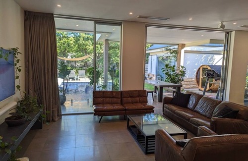 Westbourne Park Casa | Luxury Tudor with Pool