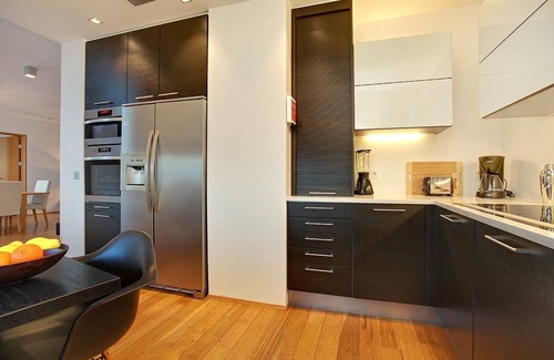Downtown Apartamento | Apartamento de lujo de dos dormitorios con vista al mar.
