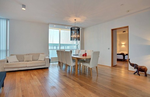 Downtown Apartamento | Apartamento de lujo de dos dormitorios con vista al mar.