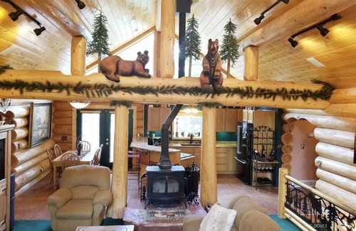 Duck Creek Village Cabina | Luxury upscale cabin, quiet cul-de-sac, free Wi-Fi