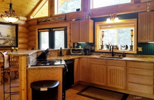 Duck Creek Village Cabina | Luxury upscale cabin, quiet cul-de-sac, free Wi-Fi