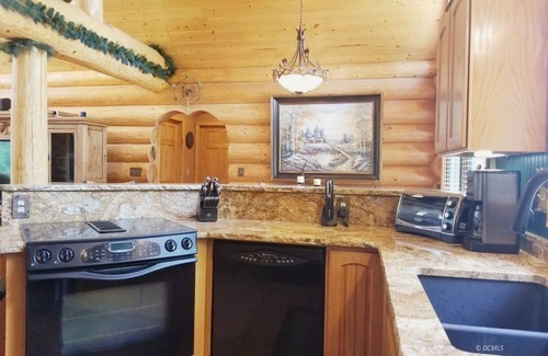 Duck Creek Village Cabina | Luxury upscale cabin, quiet cul-de-sac, free Wi-Fi