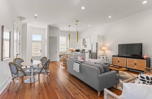West Riverside Casa | Luxury Uptown 4BR | Courtyard | Elegantly Designed
